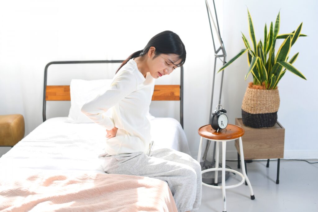 なぜ胃が痛いと背中も痛くなるのか