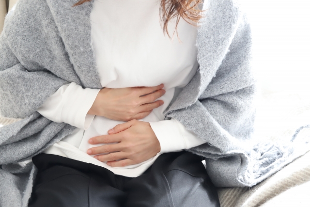 みぞおちの痛みに悩む方のイメージ